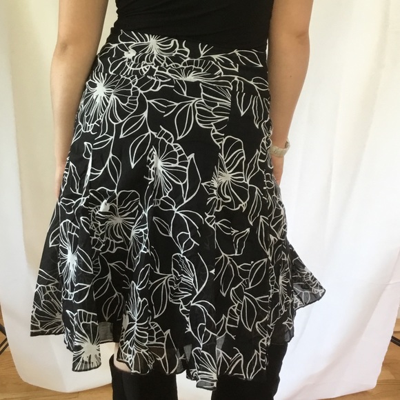 Apt 9 Black & White Floral Skirt Size 6 - Picture 7 of 7